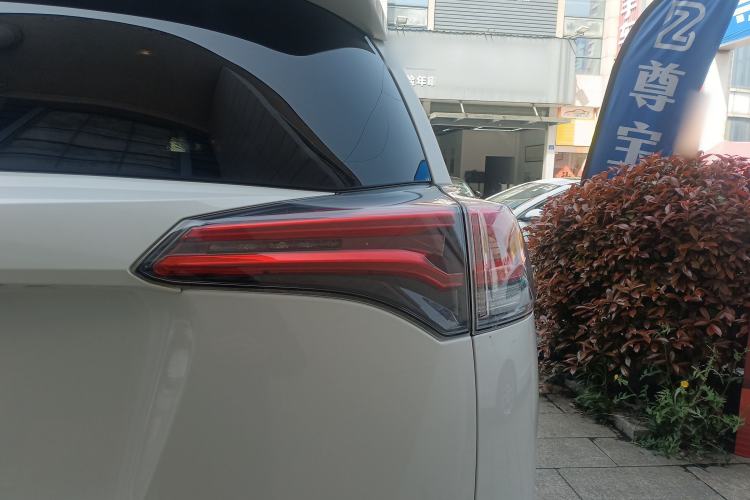 Used Toyota RAV4 2016 2.0L CVT Two-Wheel Drive Fashion Edition China V Standard
