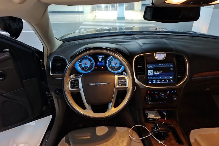 Used Chrysler 300C 2012 3.6L Luxury Edition