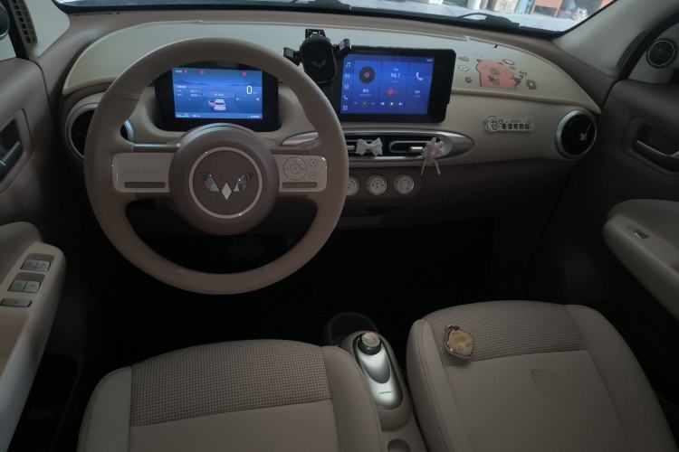 Used Wuling Hongguang MINIEV 2025 Four-Door Version Zhenxiang+ Edition Center Console