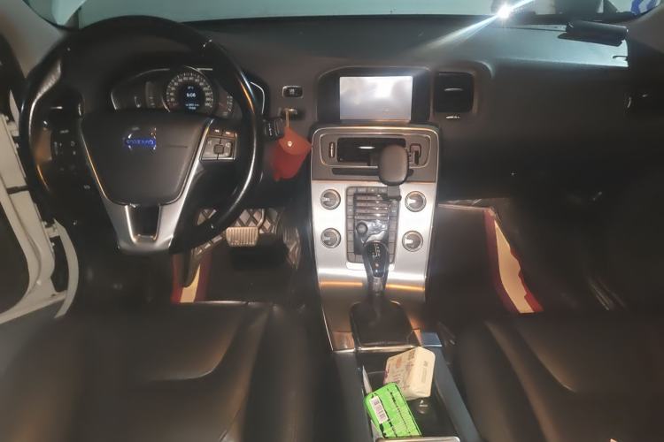 Used Volvo S60 2014 S60L 2.0T Zhiyuan Edition Center Console