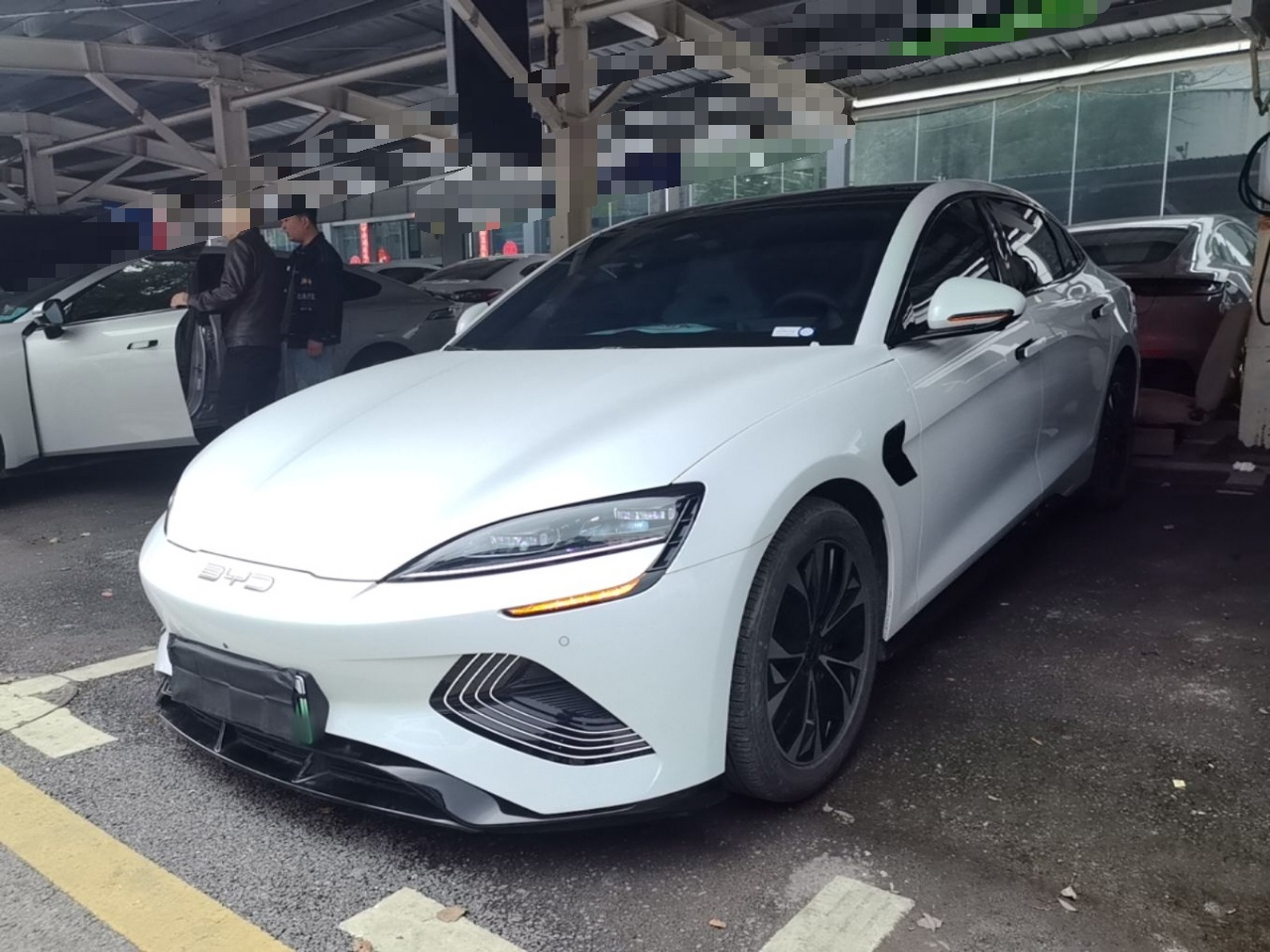 Под передней частью автомобиля