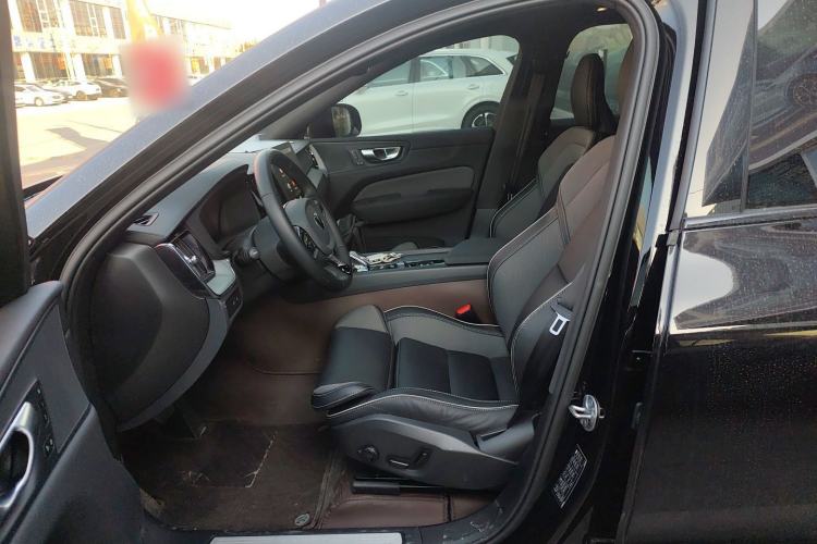 Used Volvo XC60 New Energy 2025 Plug-in Hybrid Long-Range All-Wheel Drive Zhiyuan Extreme Night Black Edition
