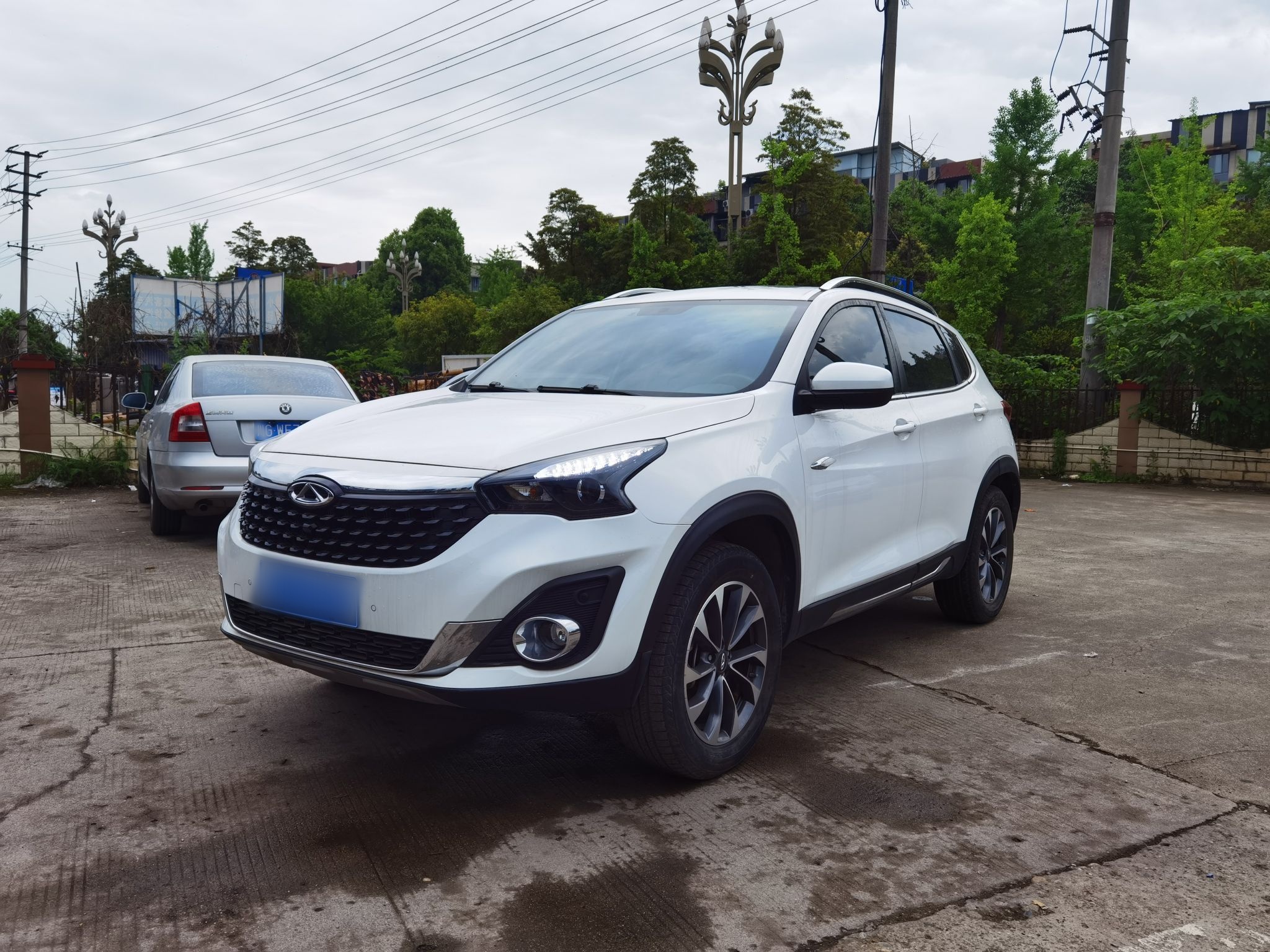 Под передней частью автомобиля