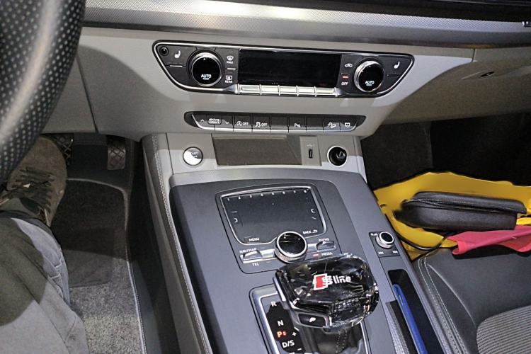 Used Audi Q5L 2018 40 TFSI Prestige Fashion Edition China V Audio And AC Panel