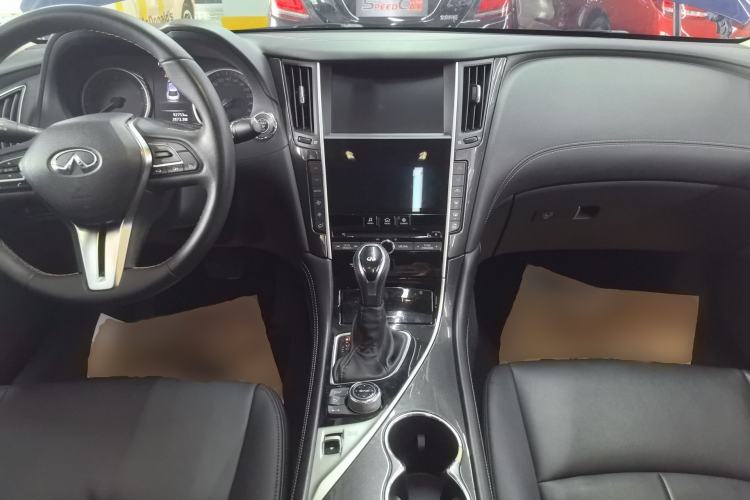 Used Infiniti Q50L 2018 2.0T Comfort Edition China VI Standard Center Console