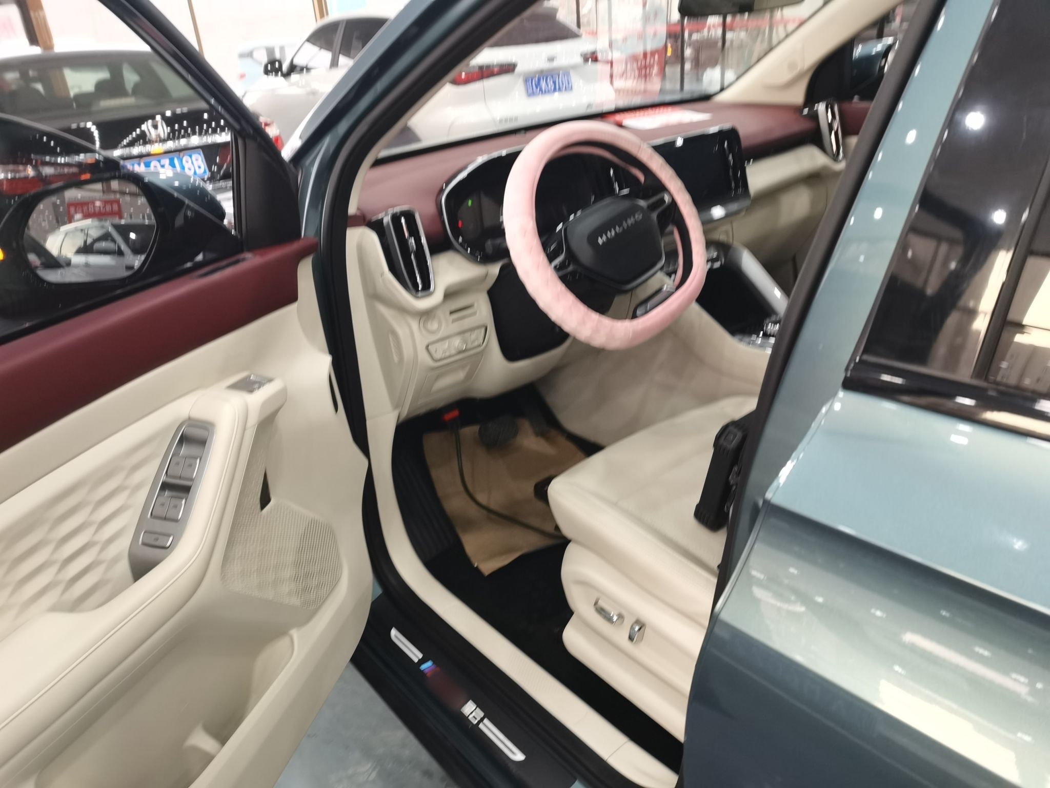 المقاعد الأمامية داخل السيارة