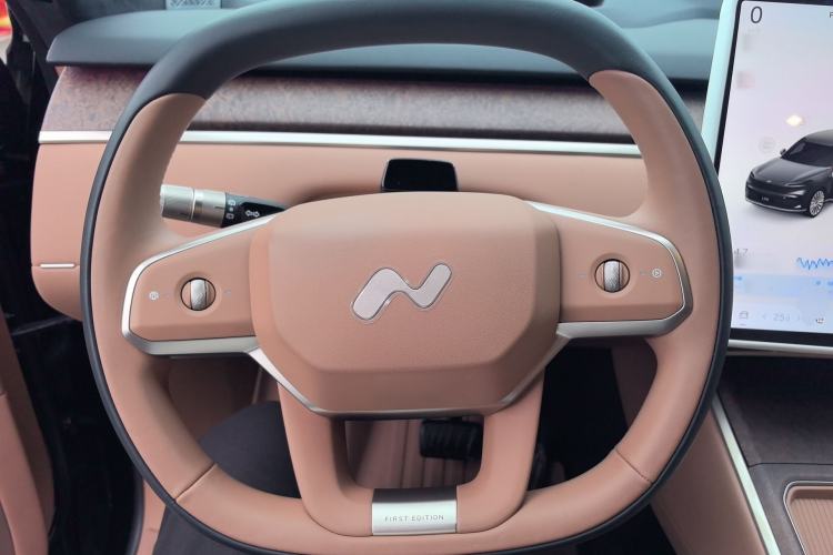 Used ONVO Luxeed L90 2025 Model—Max Six-Seater Version Steering Wheel