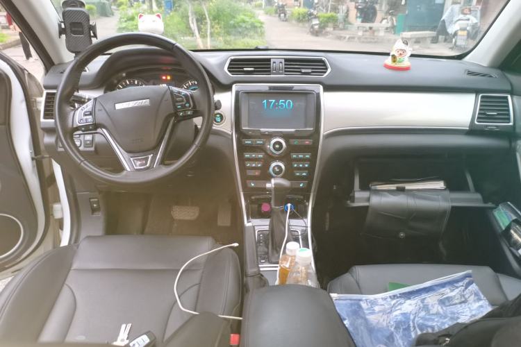 Used Haval H2 2017 Red-Label 1.5T Automatic Two-Wheel Drive Elite Model Center Console