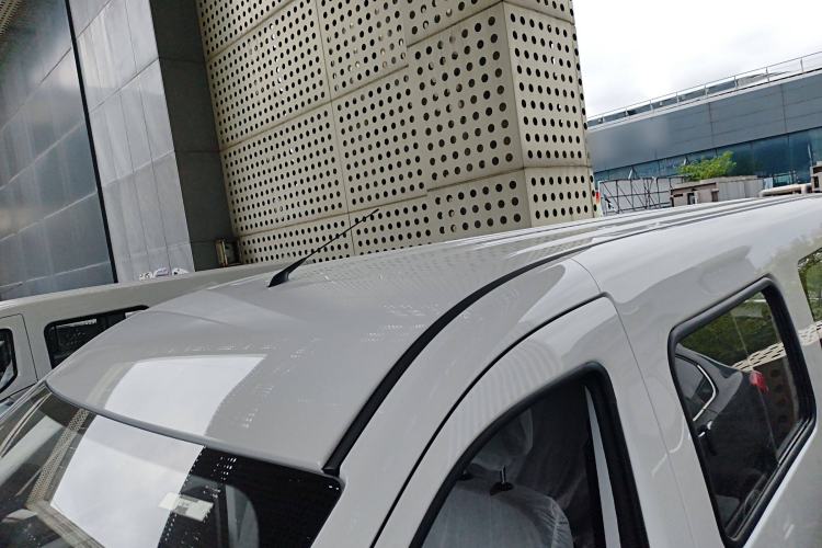 Used Wuling Yangguang 2024 300KM Comfort Version Passenger Van 75kW