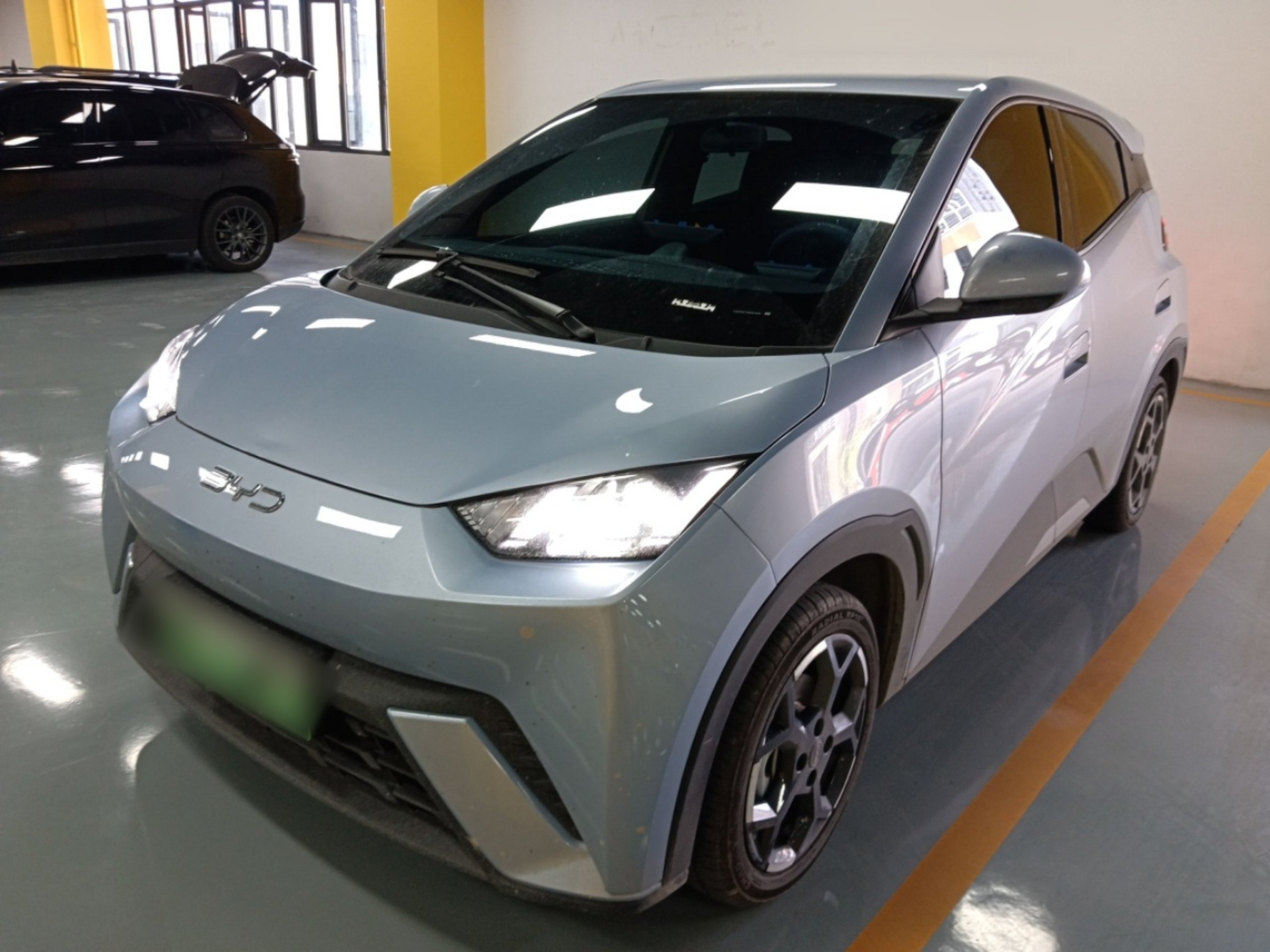 Под передней частью автомобиля