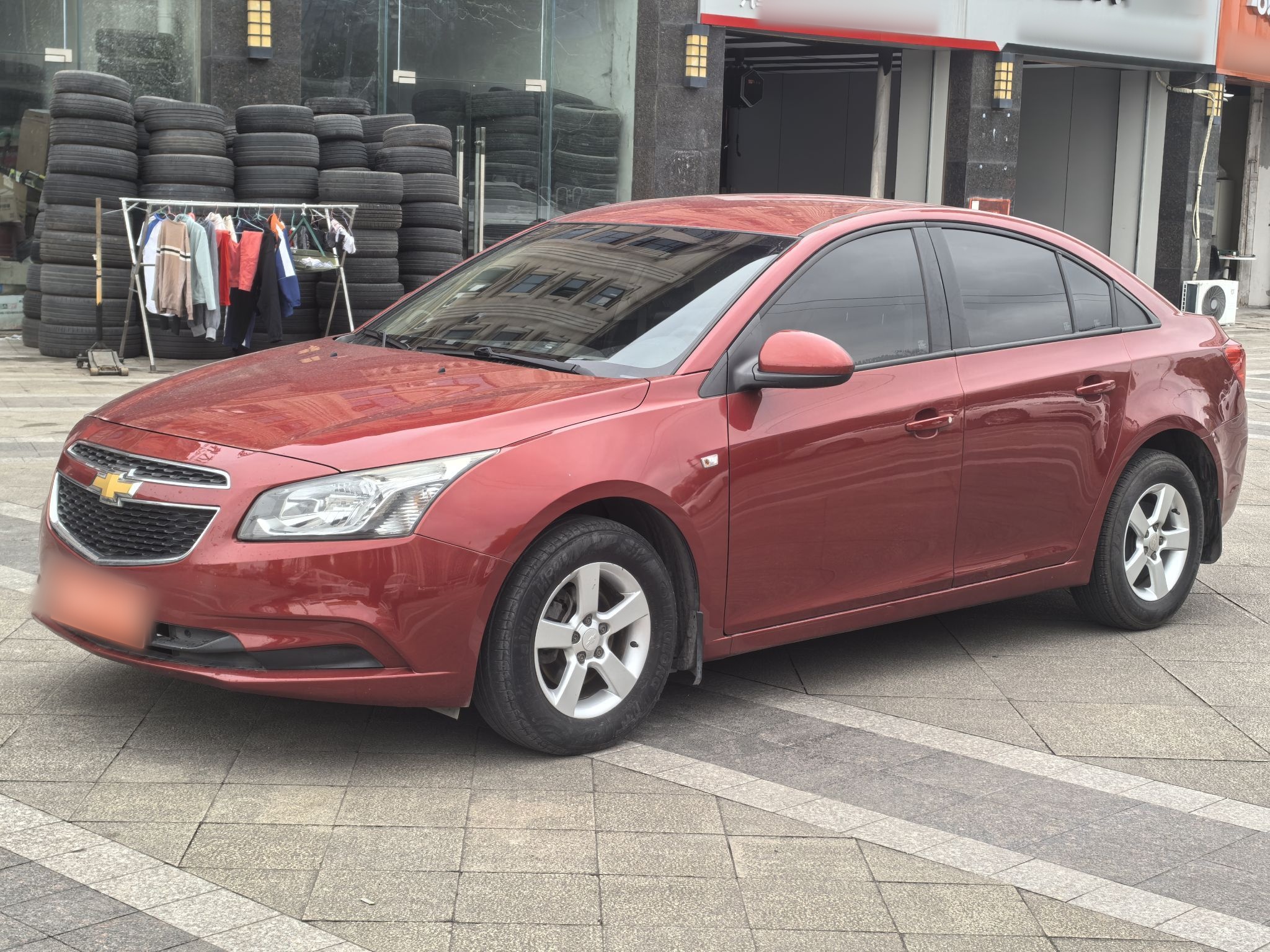 Под передней частью автомобиля