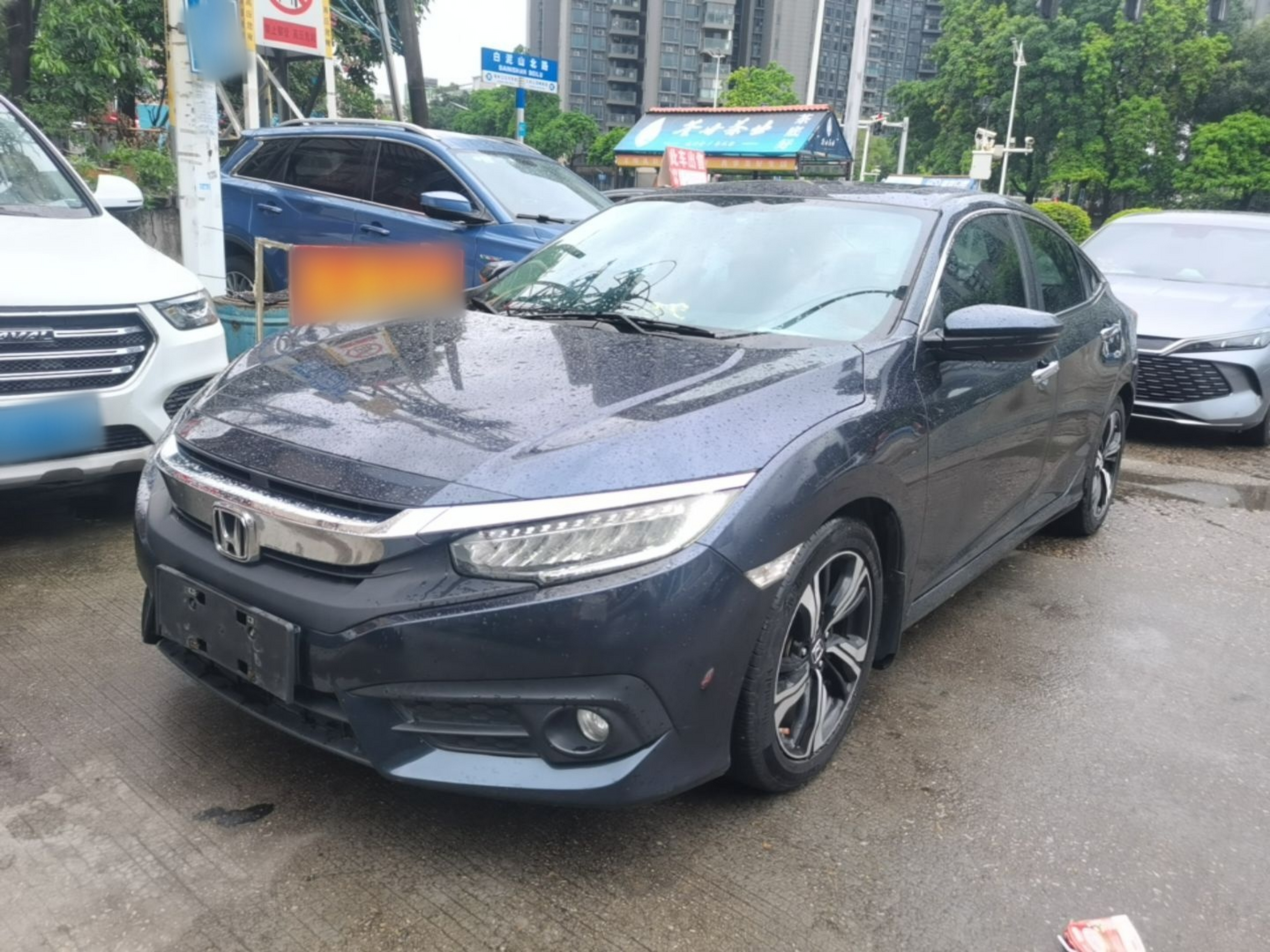 Под передней частью автомобиля