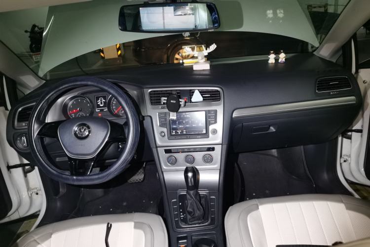 Used Volkswagen Golf 2016 230TSI Automatic Comfort Version Center Console