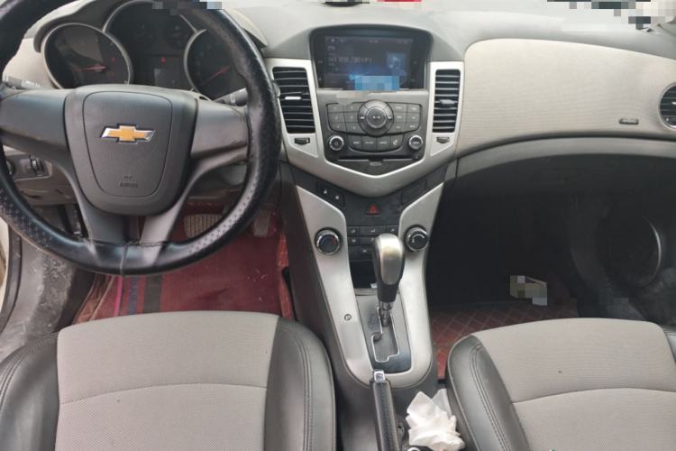 Used Chevrolet Cruze 2013 1.8L SE AT Center Console