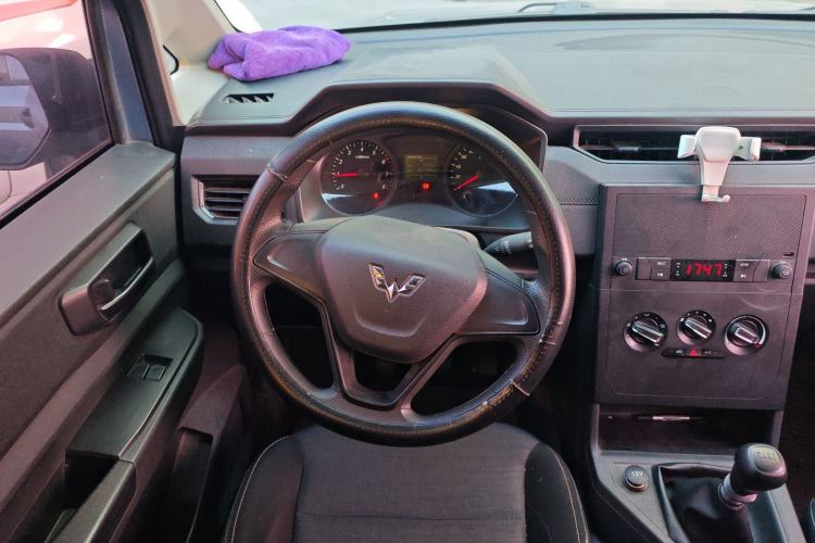 Used Wuling Hongguang PLUS 2020 1.5L Manual Standard Edition 5 Seats
