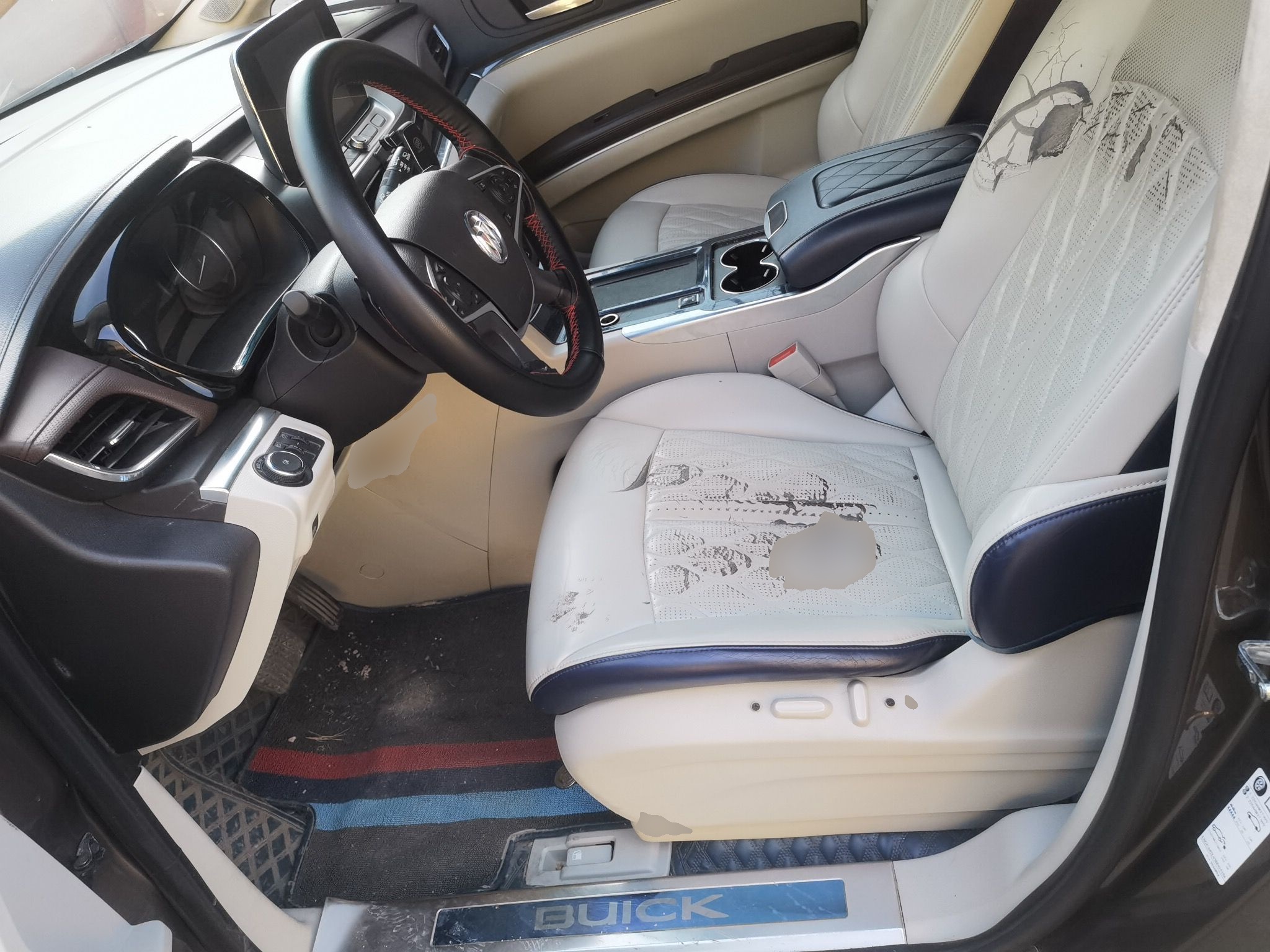 المقاعد الأمامية داخل السيارة