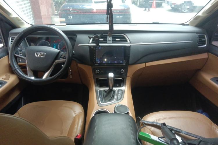 Used Huasong 7 2015 2.0T Automatic Luxury Model Center Console