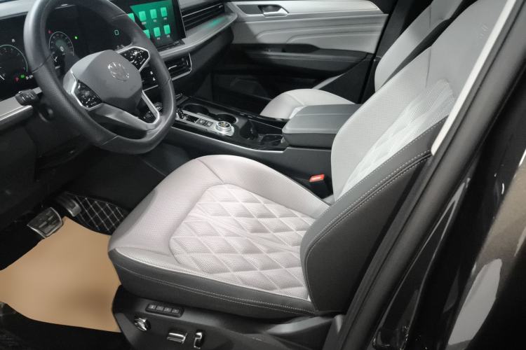 Used Volkswagen Tavendor 2024 380TSI All-Wheel Drive R-Line Cruise Edition Left Front Seat