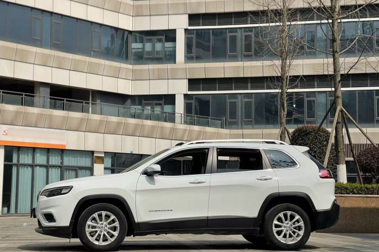 Used Jeep Cherokee 2019 2.0T Two-Wheel Drive Smart Enjoyment Version China VI
