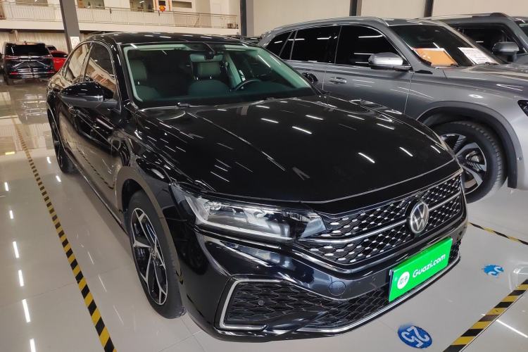 Used Volkswagen Passat 2024 380TSI Starry Elite Edition Front Right 45 Deg
