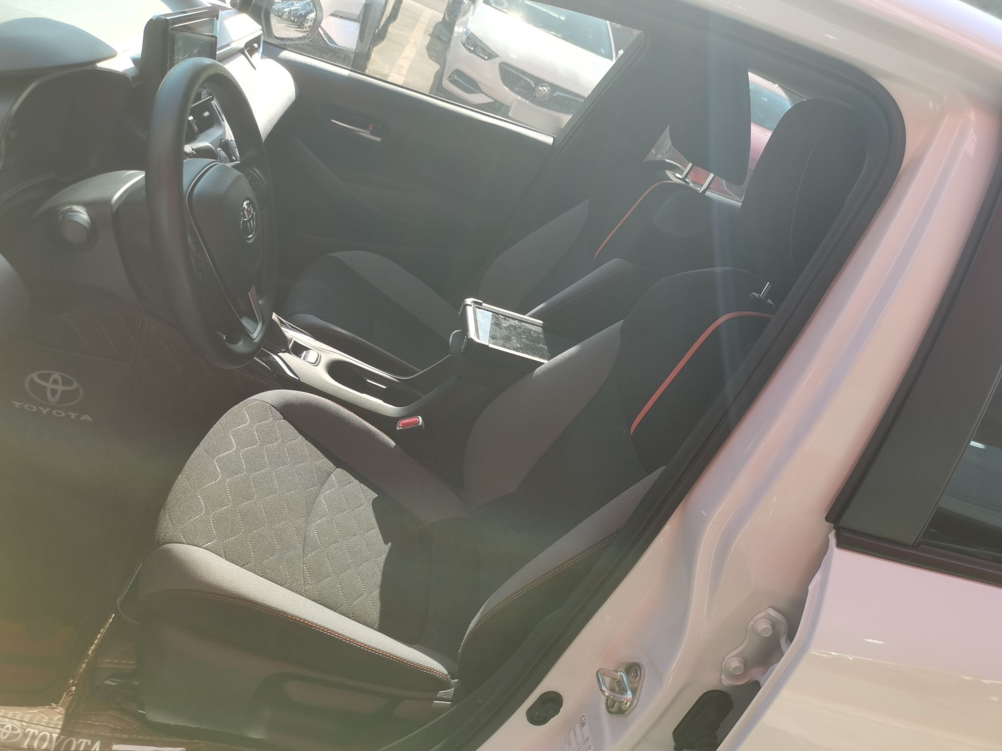 المقاعد الأمامية داخل السيارة