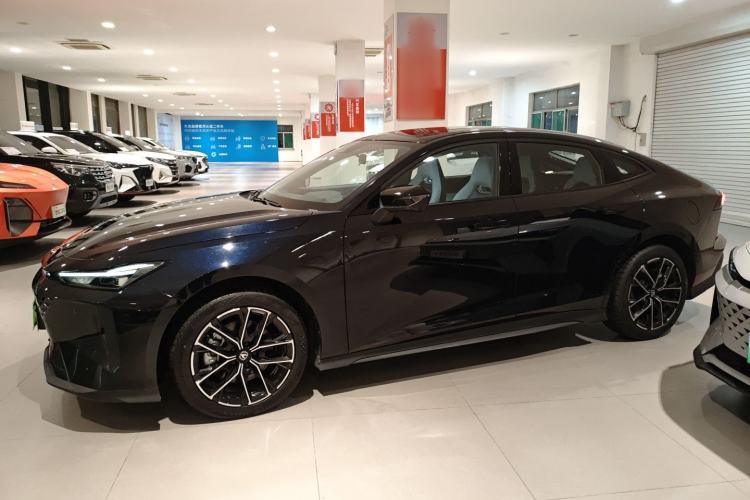 Used CHANGAN UNI-V iDD 2024 Blue Whale Smart Electric iDD 136km ZhiKu Model
