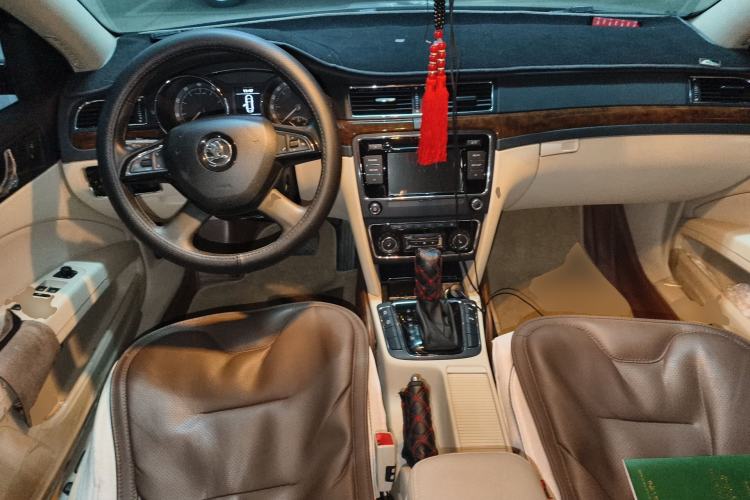 Used Skoda Superb 2013 1.8TSI Automatic Yashi Edition Center Console