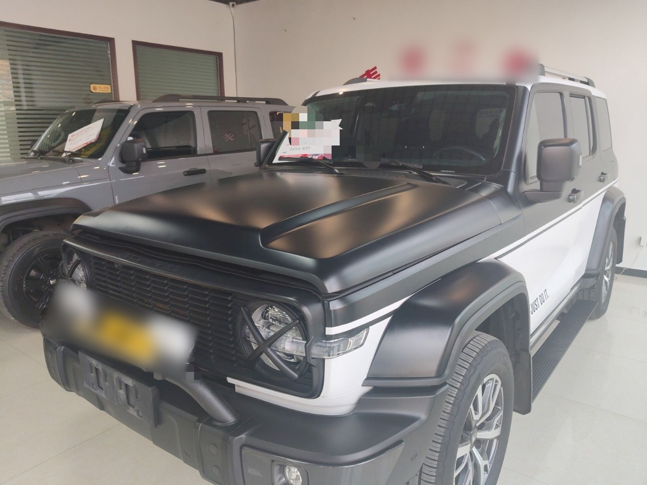 تحت مقدمة السيارة