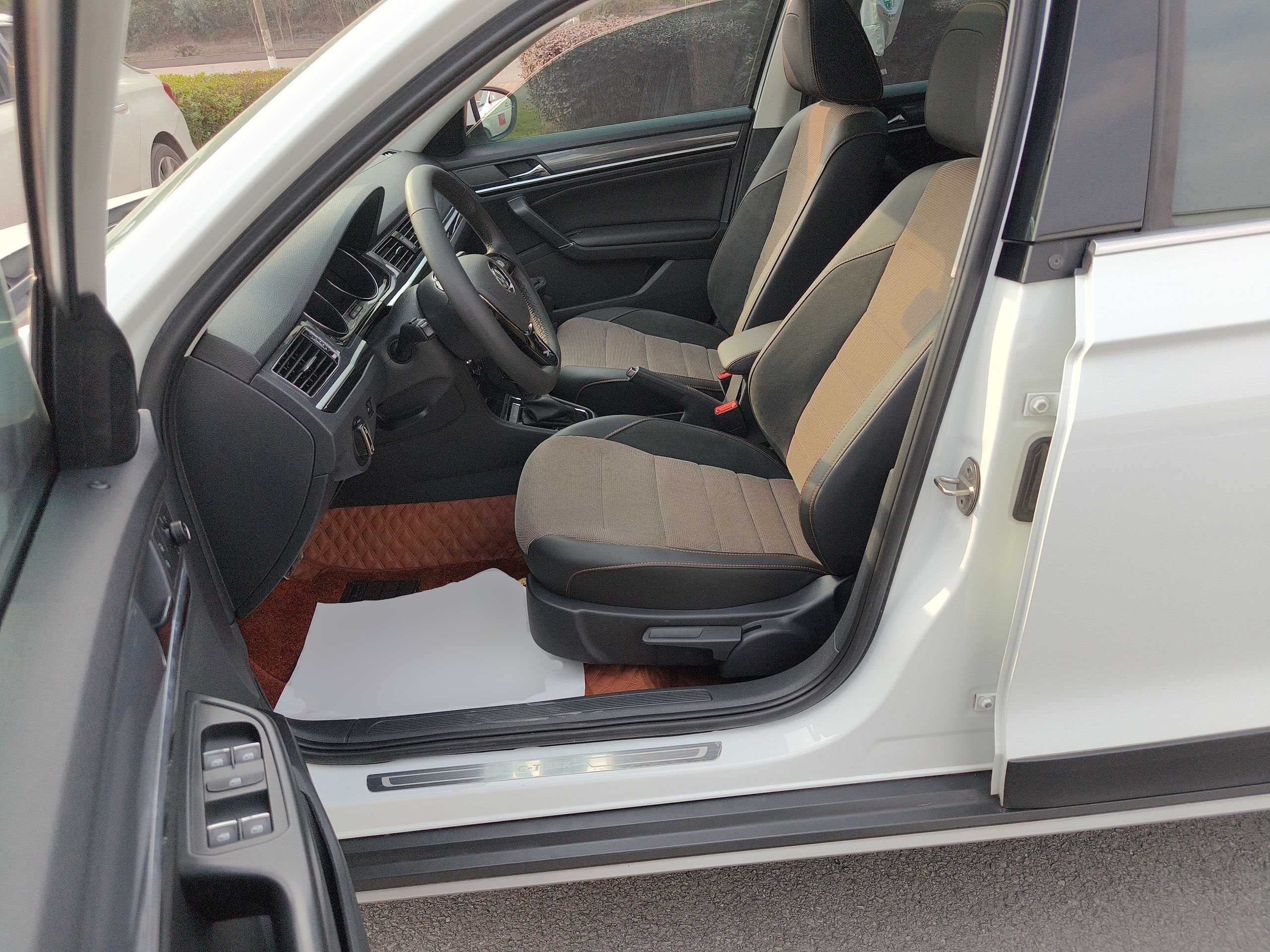 Переднее сиденье в автомобиле