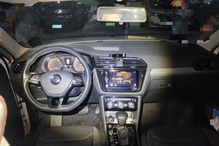 Used Volkswagen Tiguan L 2019 Updated Version 330TSI Automatic Two-Wheel Drive Panoramic Comfort Edition China VI Standard Center Console