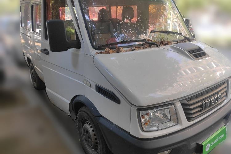 Used Iveco Daily 2017 2.5T A35 Passenger Van 5-7 Seats Model 47Z5 Front Right 45 Deg