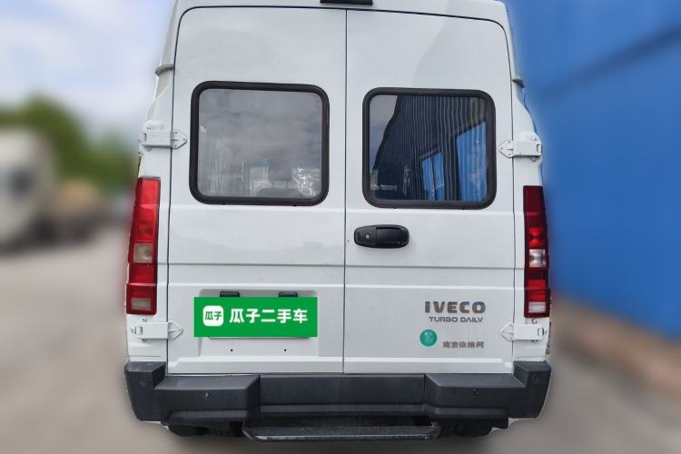 Used Iveco Daily 2023 2.5T A35M1 Short Wheelbase Mid-Roof Dual Tire Side-Sliding Doors 5-9 Seater

