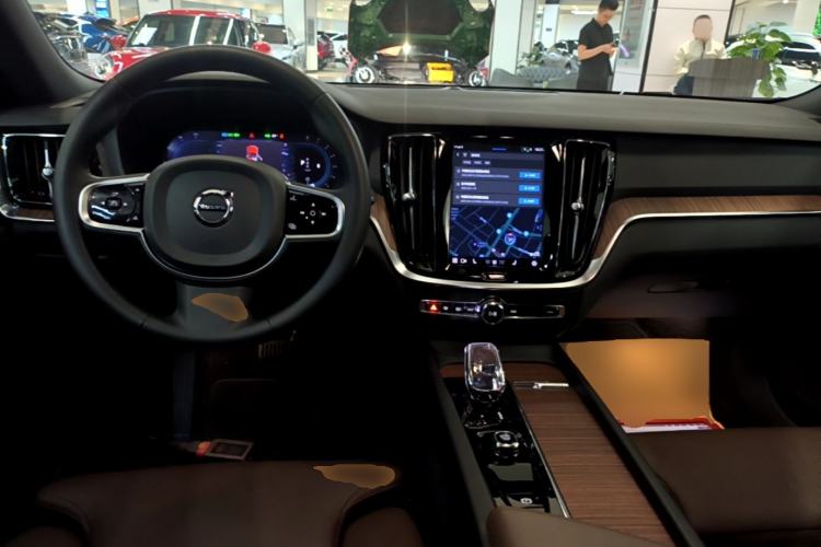 Used Volvo V60 2024 B5 Zhiyuan Luxury Edition
