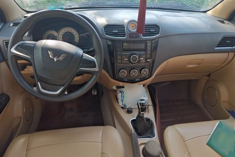 Used Wuling Hongguang 2013 1.2L S Comfort Model China IV Standard Center Console