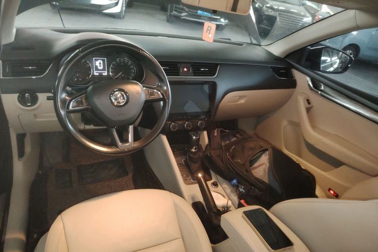 Used Skoda Octavia 2017 1.6L Automatic Smart Drive Edition Center Console