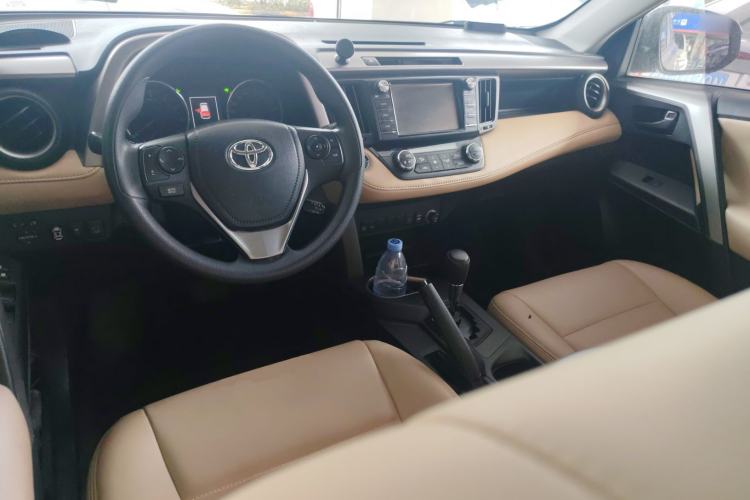 Used Toyota RAV4 2019 2.0L CVT Two-Wheel Drive Fashion X Limited Edition China VI Standard
