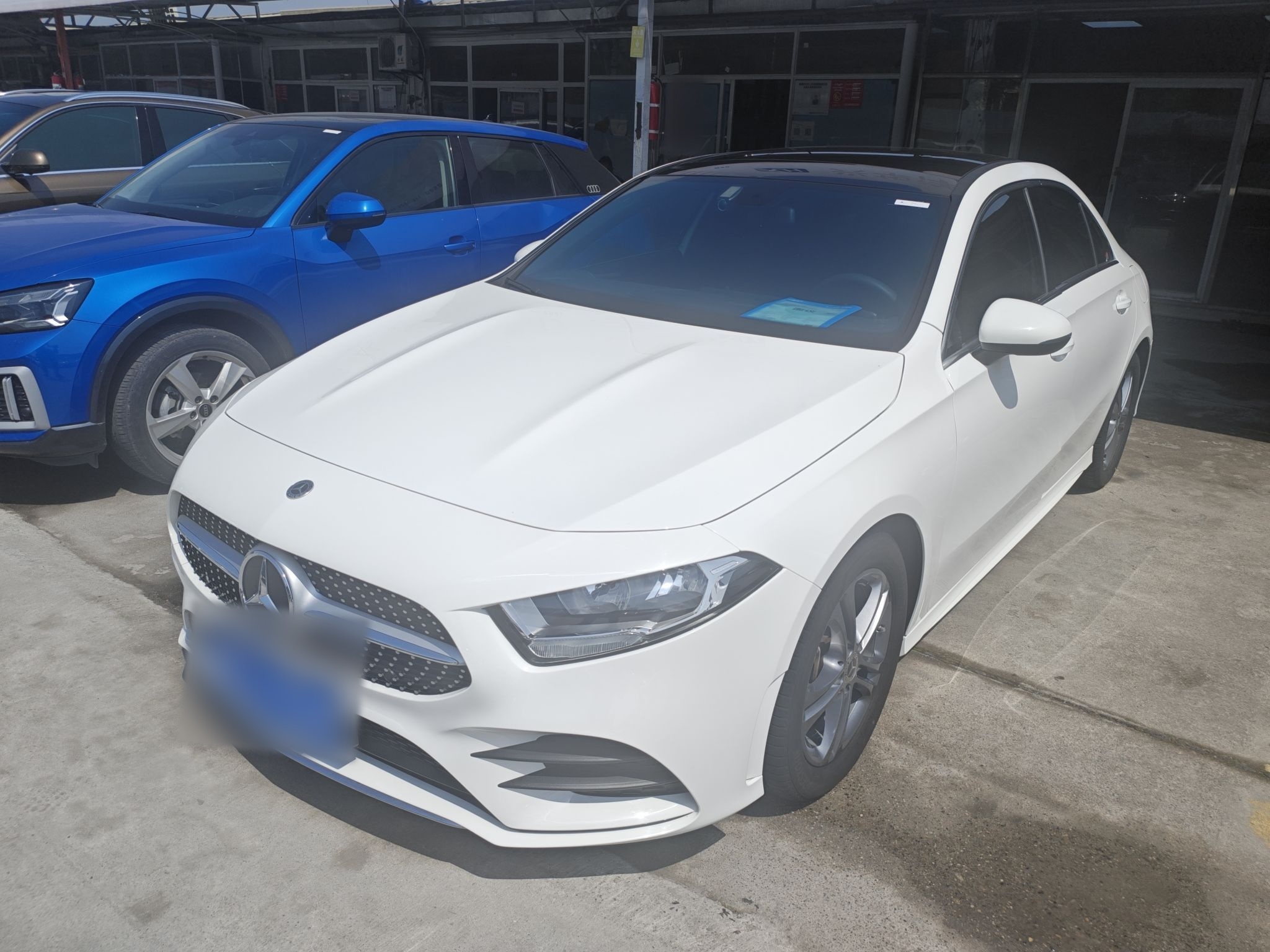 تحت مقدمة السيارة