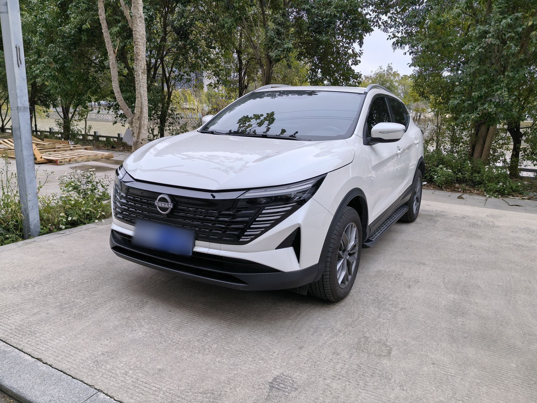 تحت مقدمة السيارة