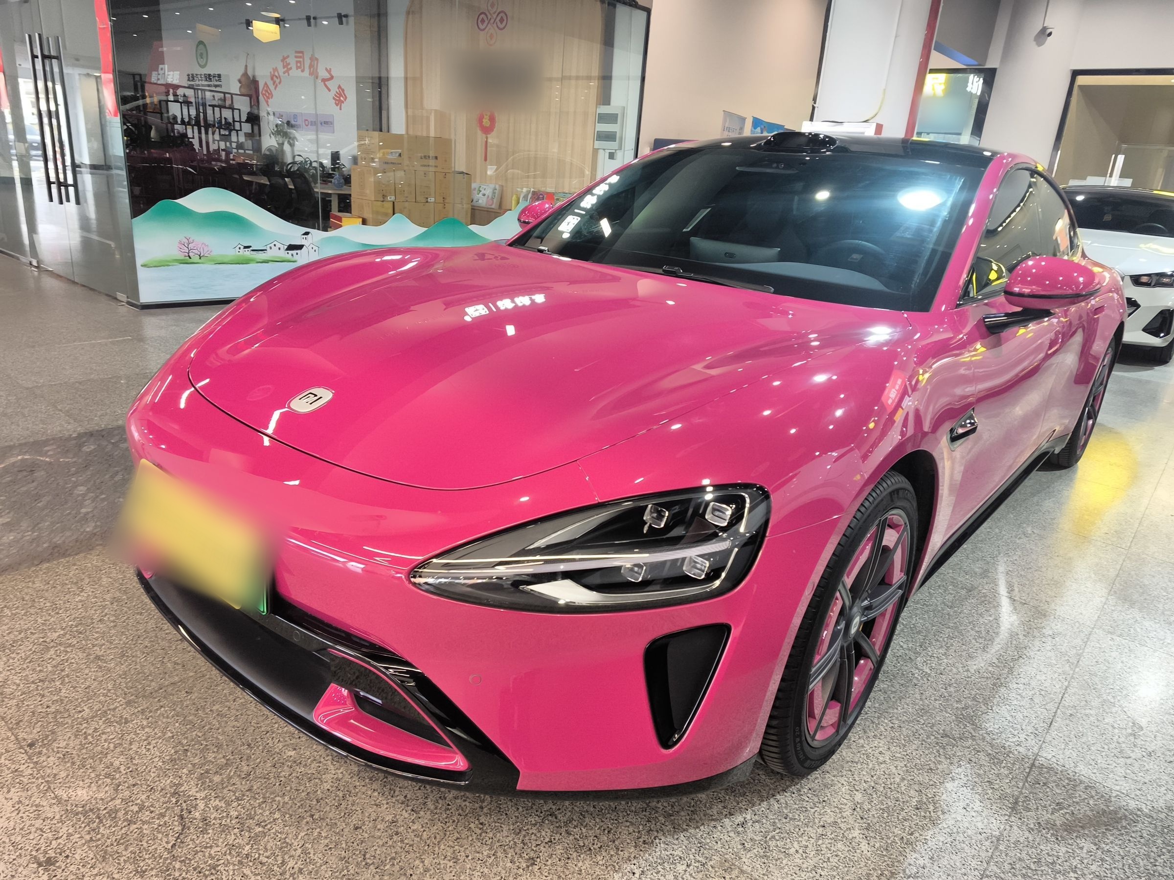 تحت مقدمة السيارة