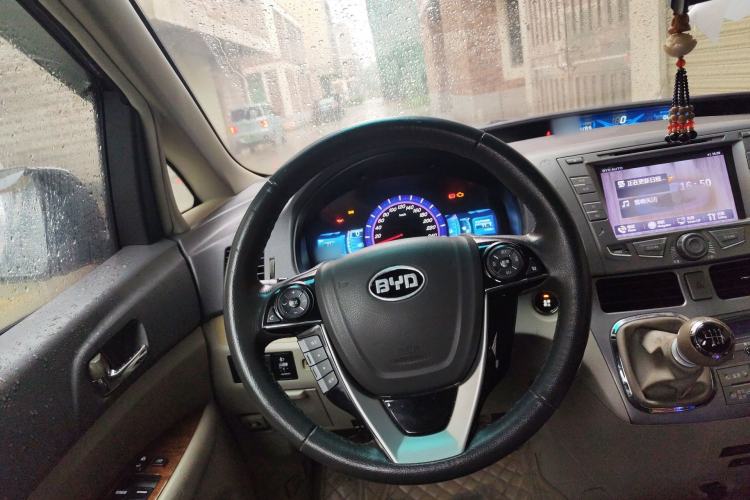 Used BYD M6 2013 2.4L Manual Luxury Model
