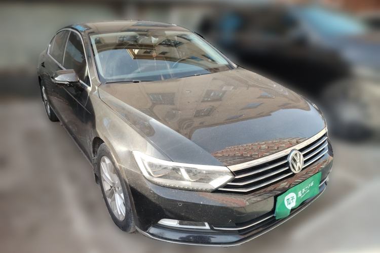 Used Volkswagen Magotan 2017 330TSI DSG Luxury Model Front Right 45 Deg