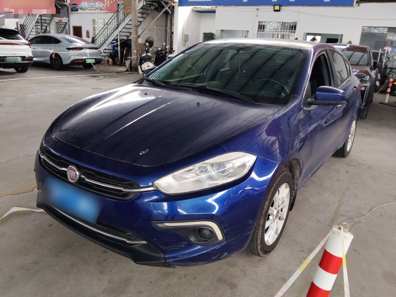 تحت مقدمة السيارة