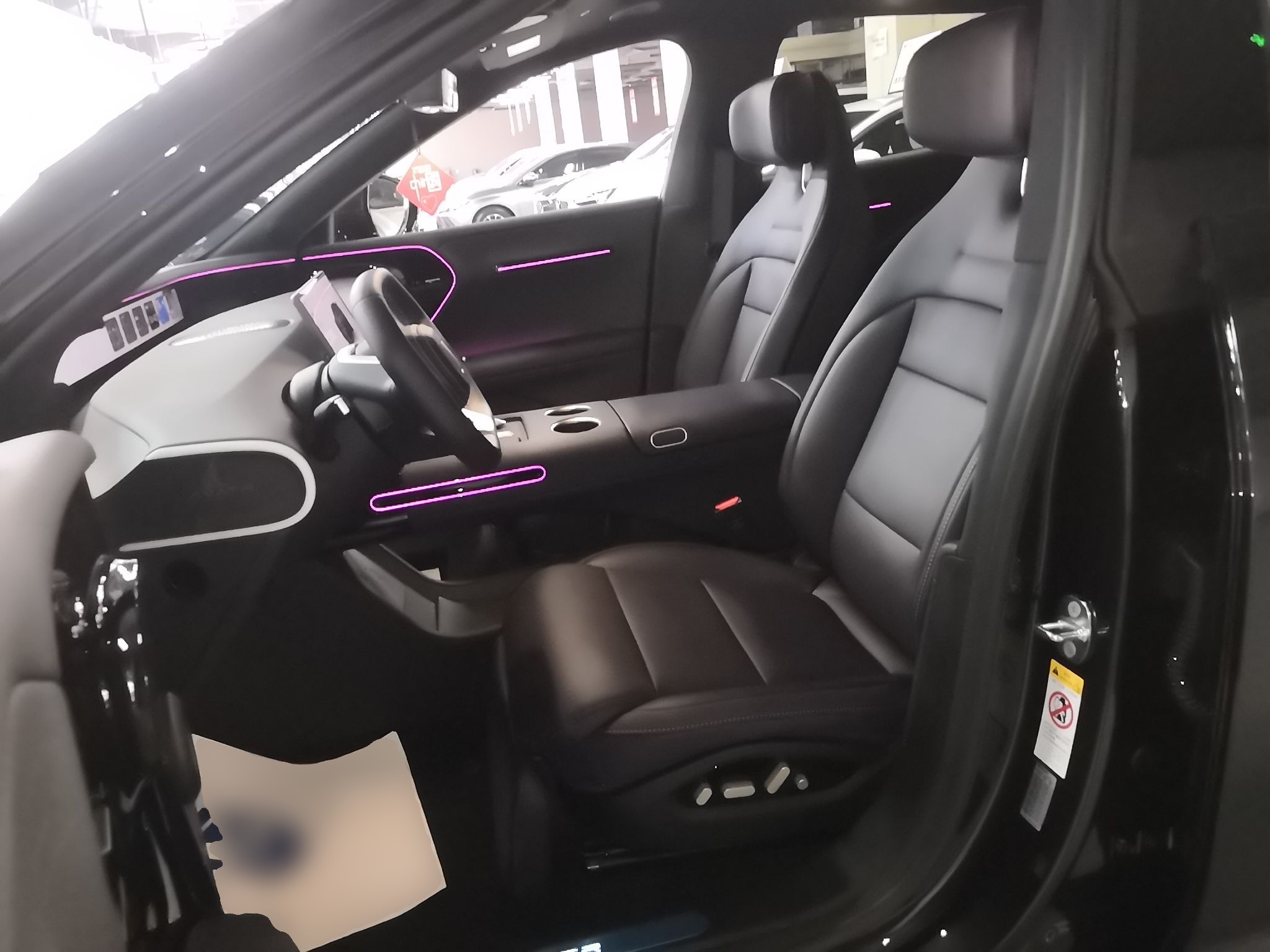 المقاعد الأمامية داخل السيارة