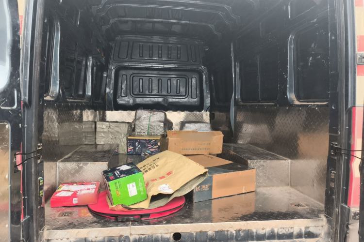 Used Dongfeng Yufeng 2023 V9+ 2.3T Manual Rear-Drive Dual Rear Tires Long Wheelbase High-Roof 3-Seater Cargo Van Trunk