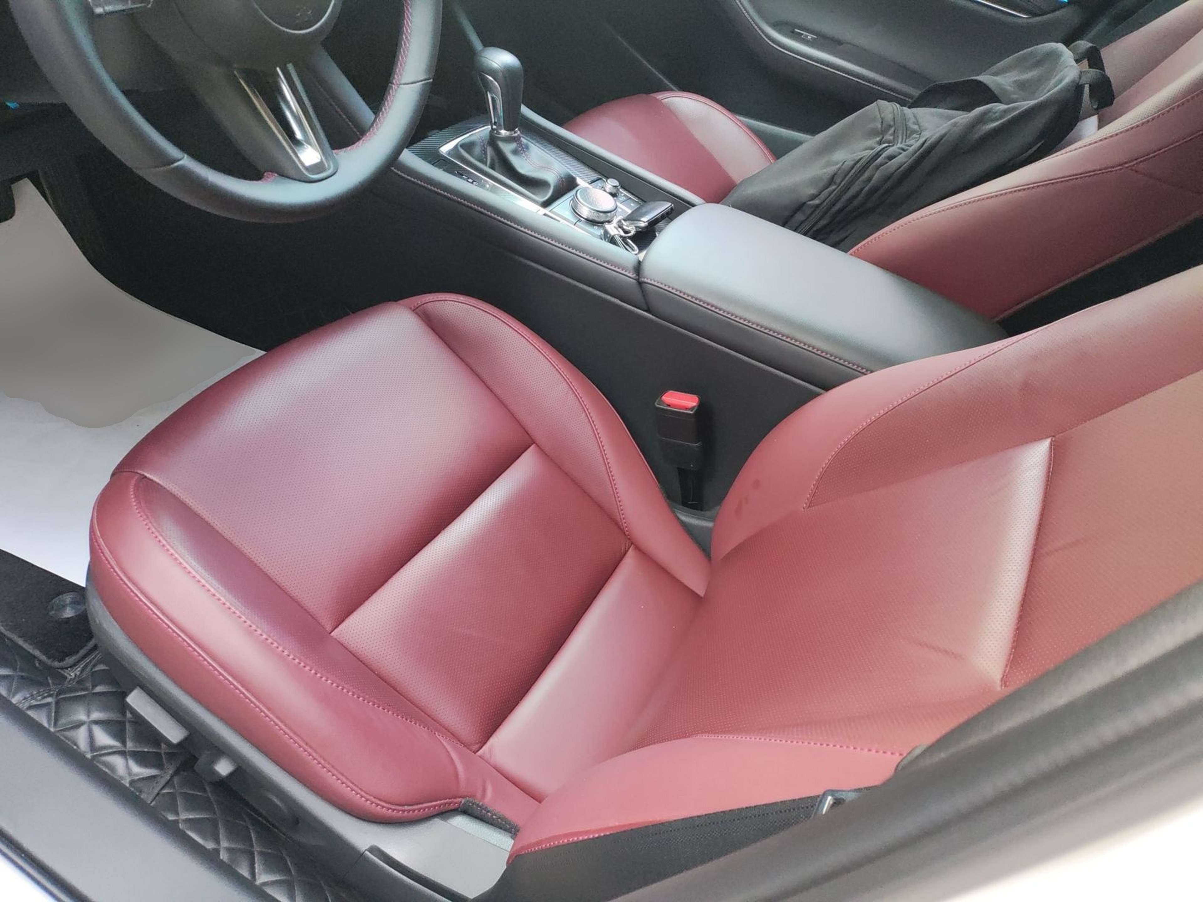 المقاعد الأمامية داخل السيارة