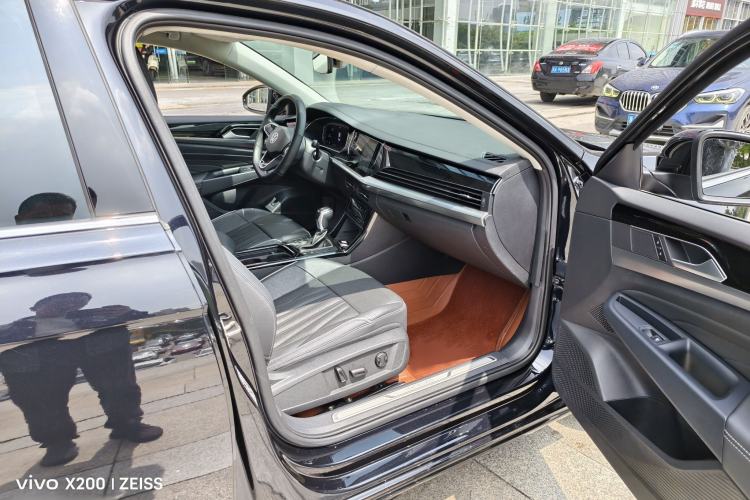 Used Volkswagen Passat 2023 Facelift 330TSI Luxury Edition Interior 5