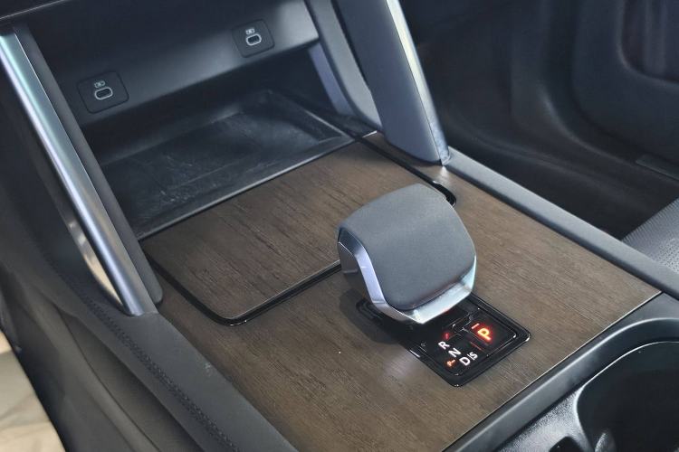 Used Land Rover Discovery Sport New Energy 2024 1.5T P300e Plug-in Hybrid Electric Version Gear Lever