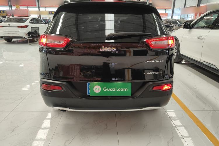 Used Jeep Cherokee 2017 2.0L Superior Edition
