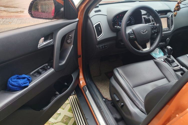 Used Hyundai ix25 2015 1.6L Automatic Two-Wheel-Drive Deluxe DLX Model Driver Seat