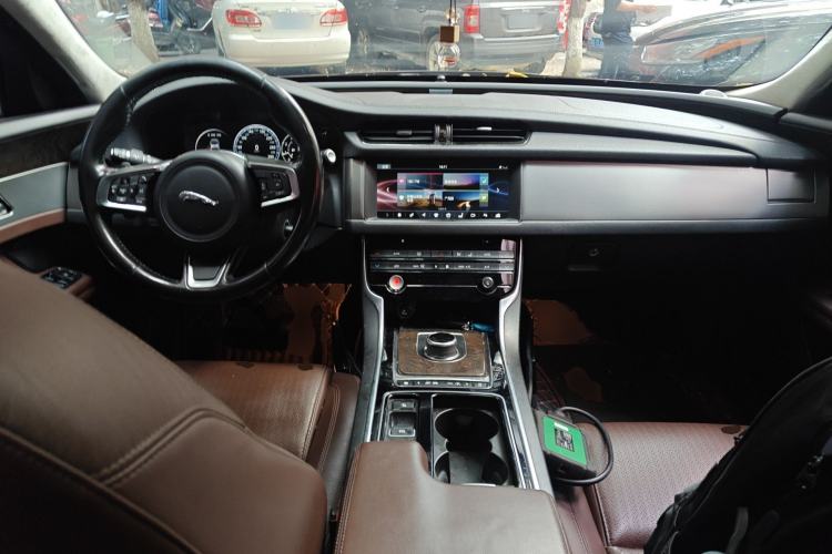 Used Jaguar XFL 2018 XFL 2.0T 250 PS Luxury Edition Center Console